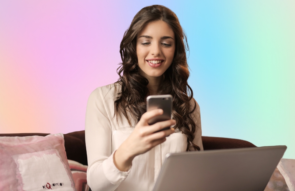 Woman with hyperhidrosis joining online community